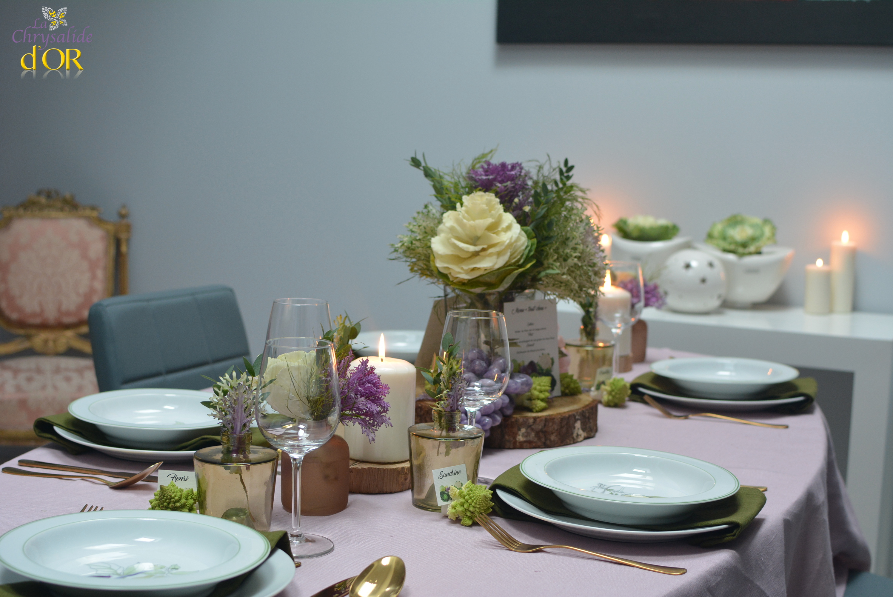 décoration table avec des fleurs de choux d'ornement
