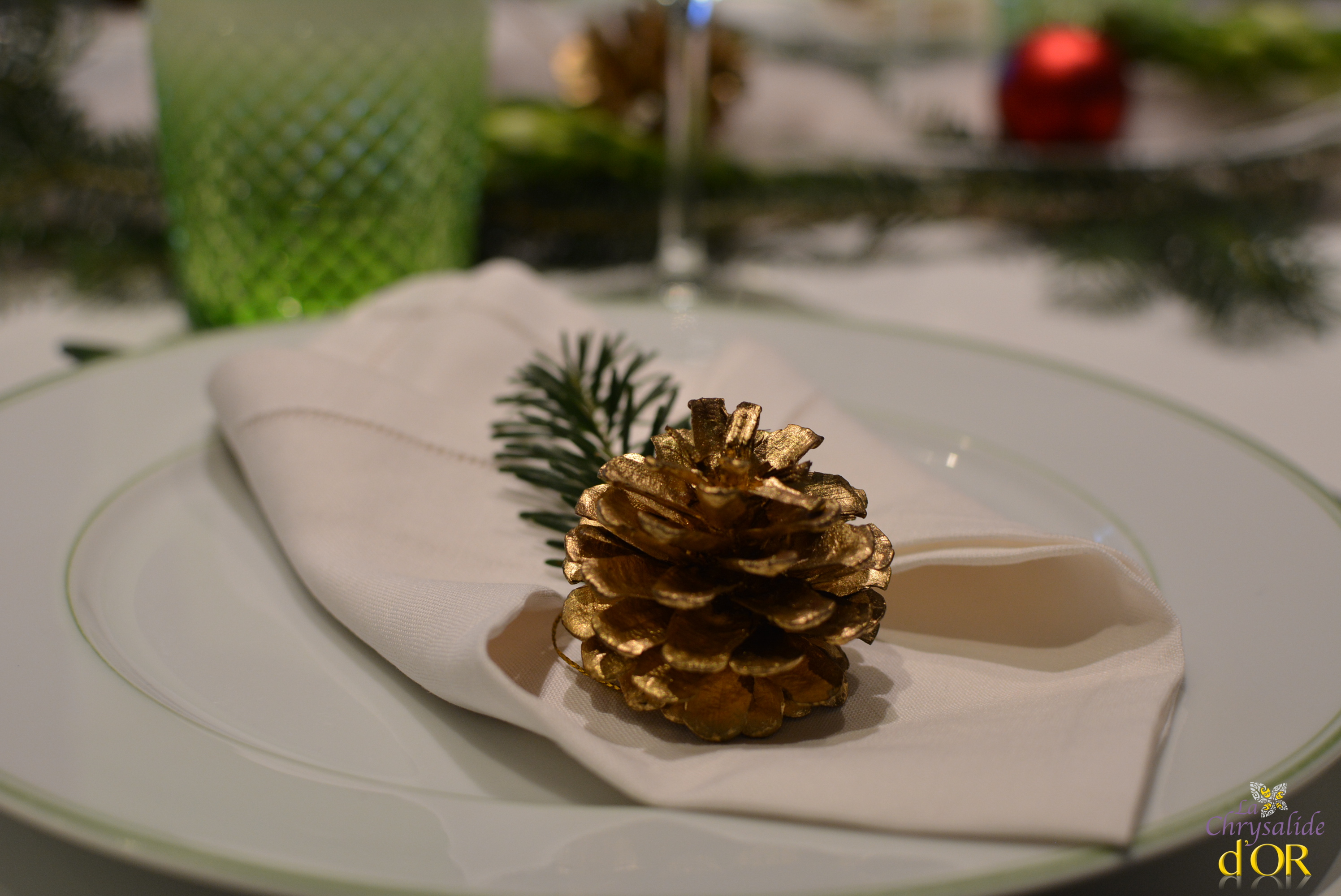 Joli rond de serviette en pomme de pin pour une décoration de noël 