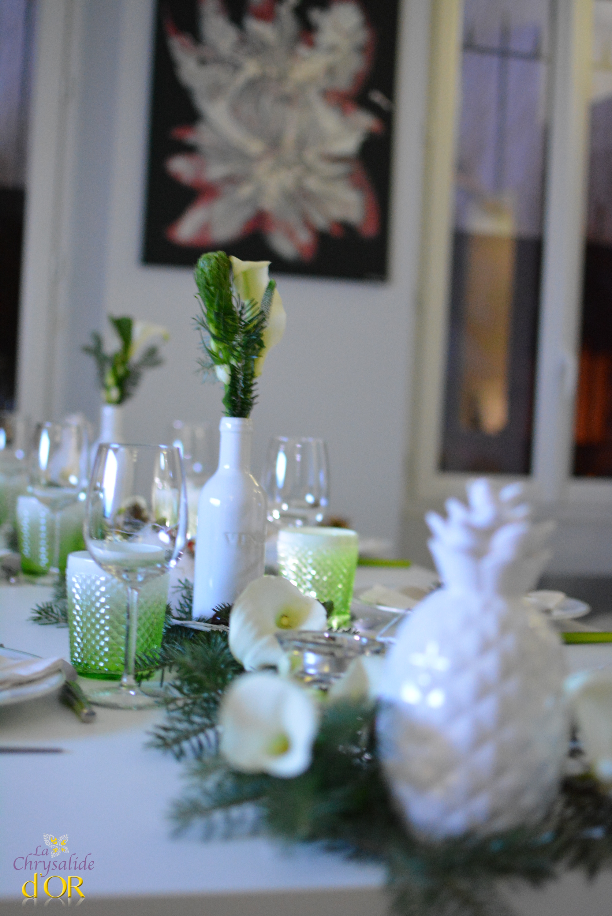 Décoration table de noël chic et moderne avec ananas