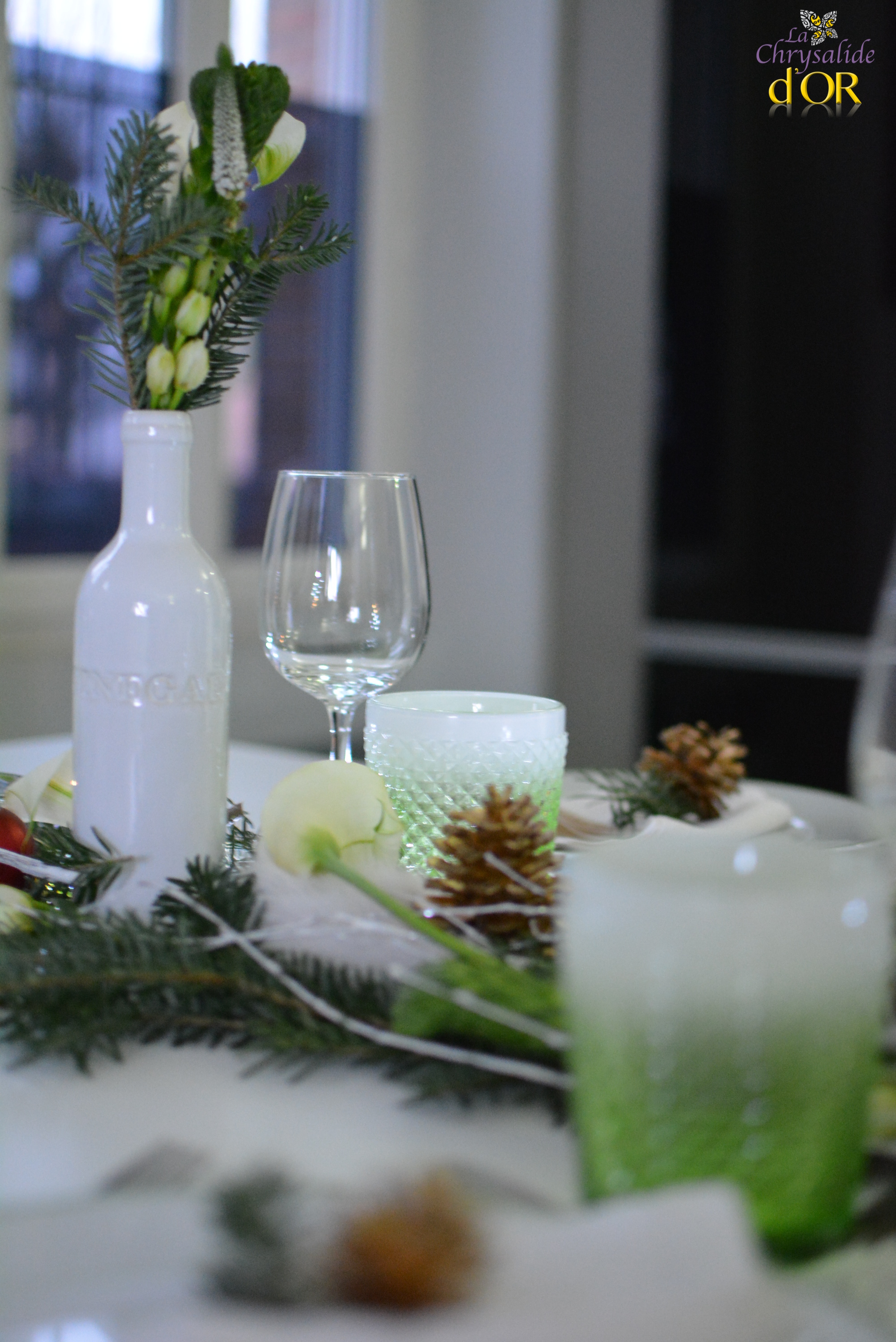 Décoration table de noël avec des branches de sapin