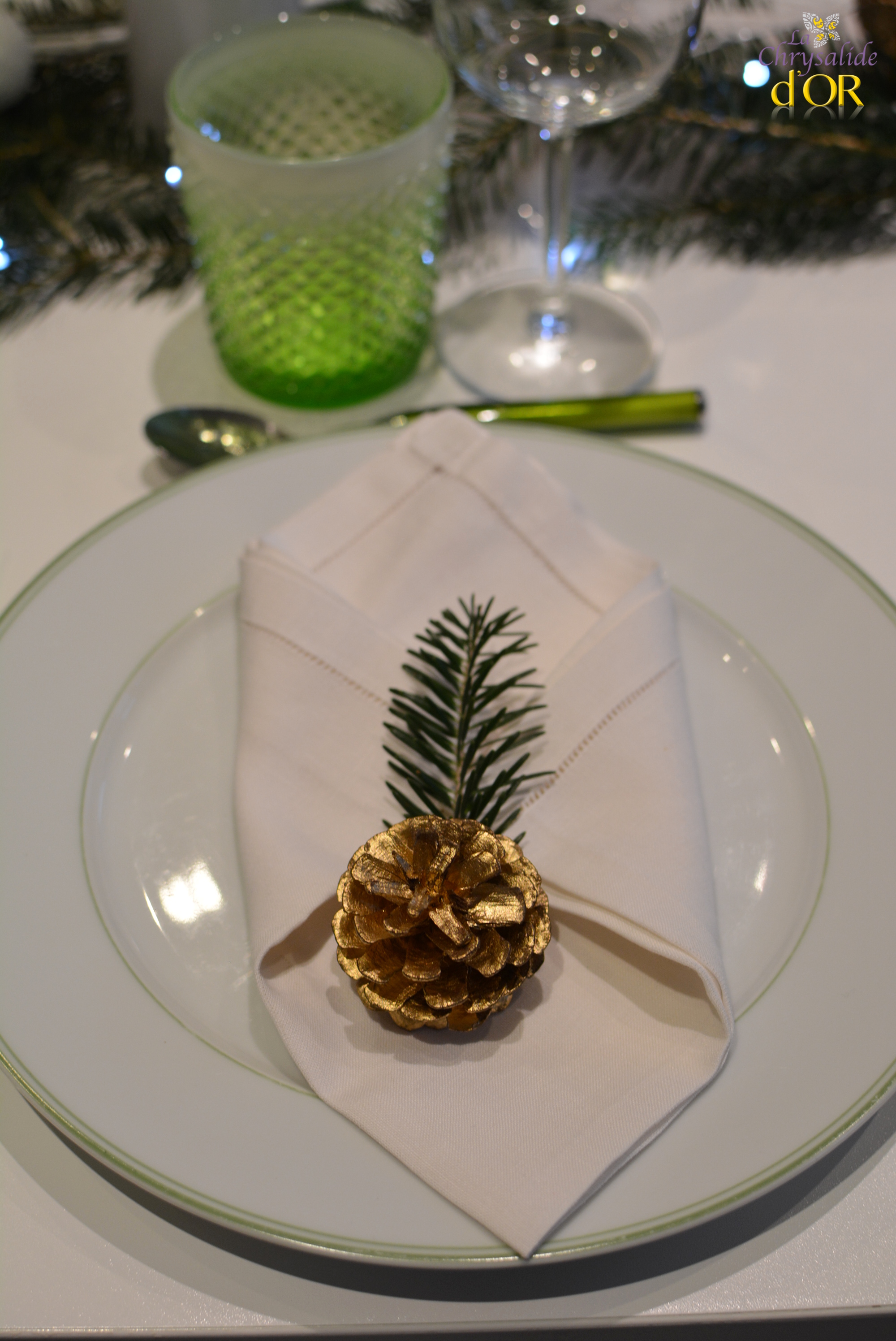 rond de serviette en pomme de pin pour une décoration de noël